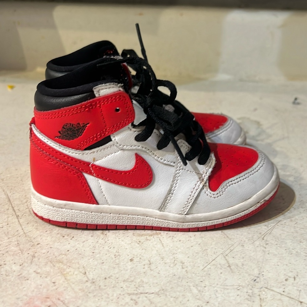 Kid Jordan’s size 9c good condition. Ask any questions